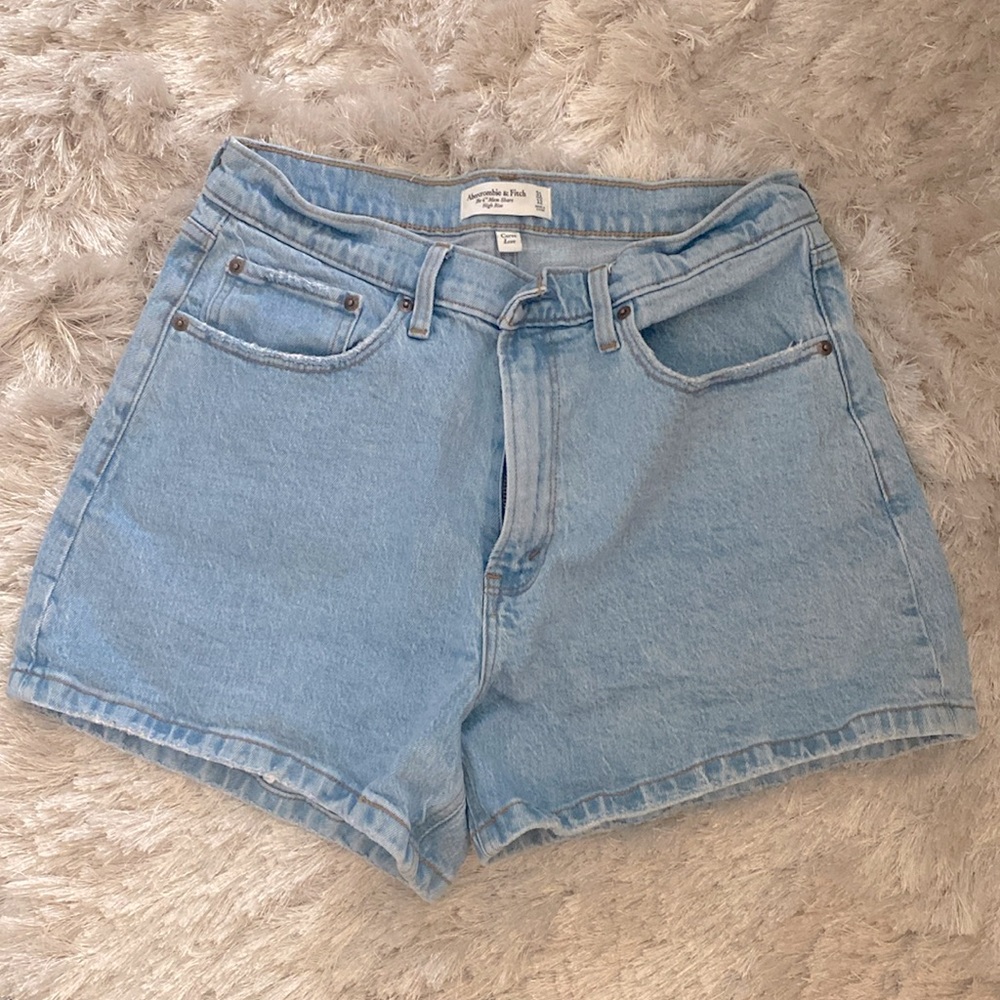 Curve Love High Rise 4 Inch Mom Short: LIGHT COLOR WASH